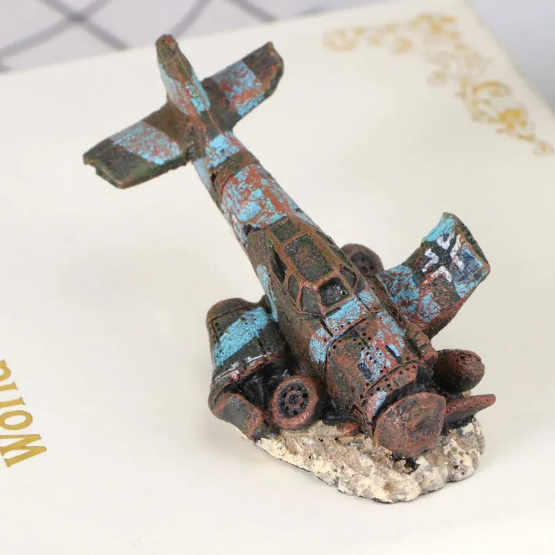 Miniatur-Flugzeugwrack für Aquarium – Resin Deko | 8 cm