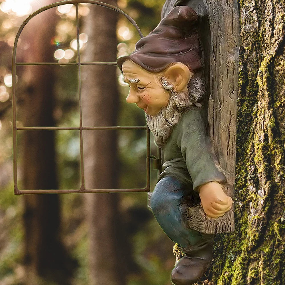 Frecher Garten-Gnom – Elf aus der Tür | Lustige Resin-Figur für Garten & Baum