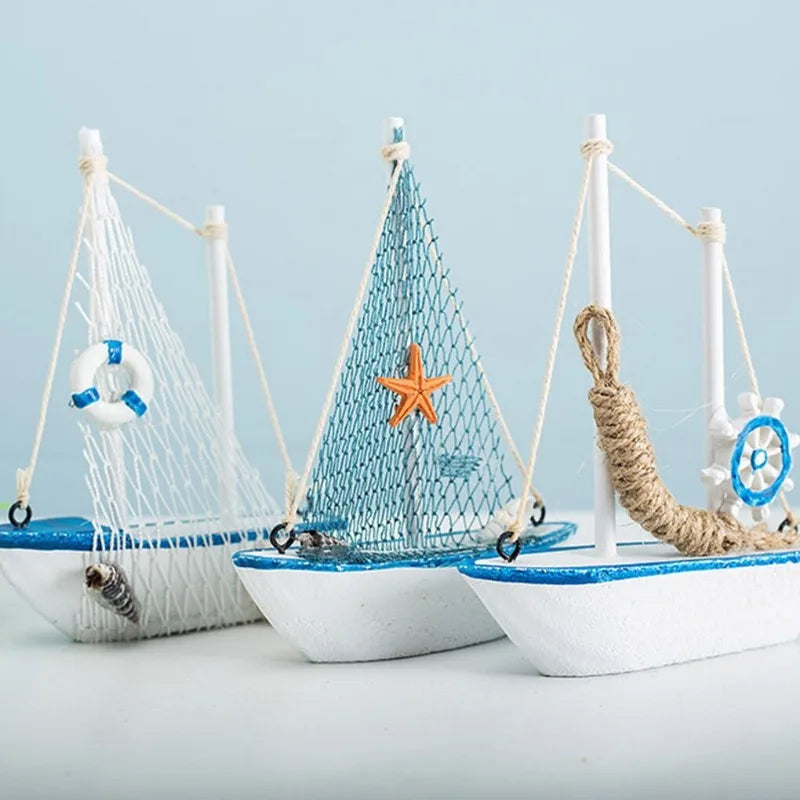 Mini Holz-Segelboot Tischdeko – 10–14 cm, Mediterran, 4 Motive: Möwe, Rettungsring, Steuerrad & Seestern