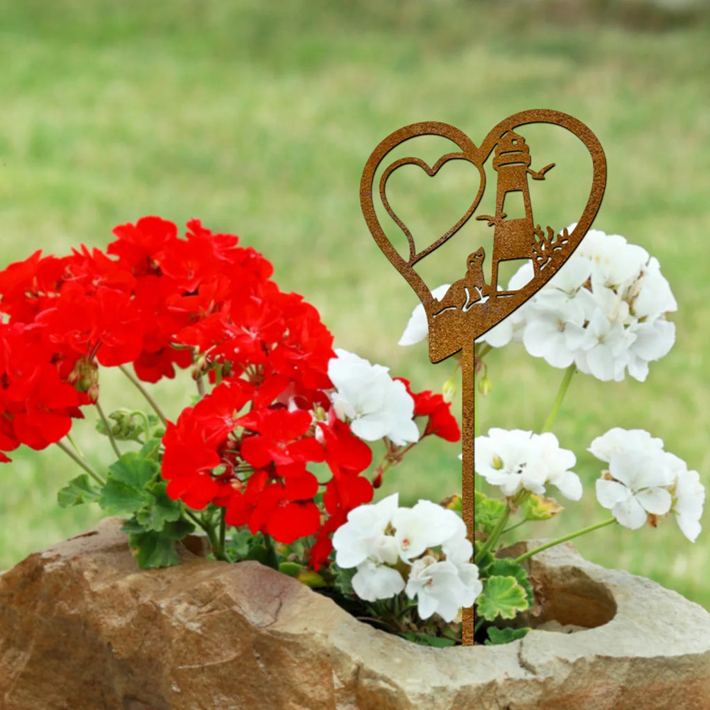 Gartenstecker Leuchtturm und Robbe – Maritimer Gartendeko-Stecker in Rostoptik