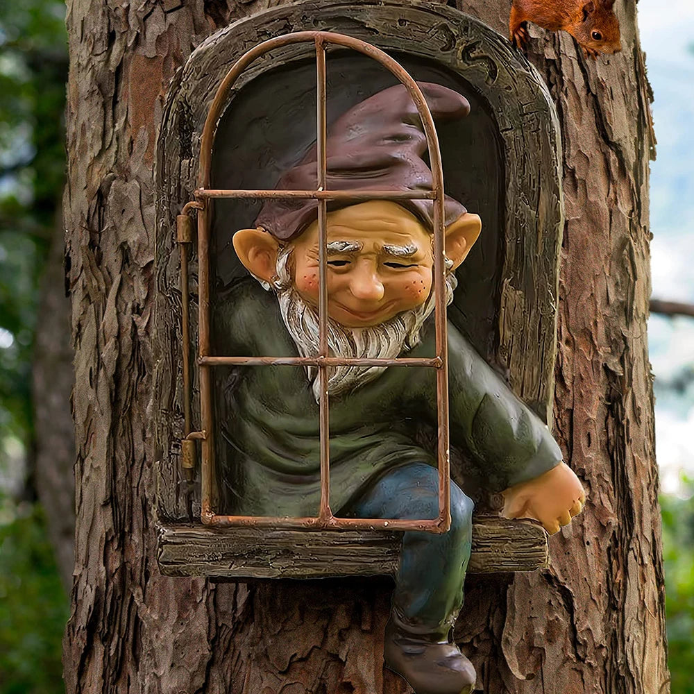 Frecher Garten-Gnom – Elf aus der Tür | Lustige Resin-Figur für Garten & Baum