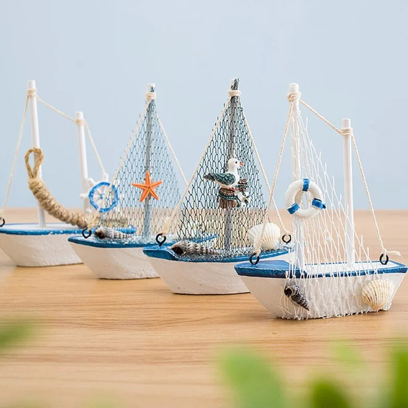 Mini Holz-Segelboot Tischdeko – 10–14 cm, Mediterran, 4 Motive: Möwe, Rettungsring, Steuerrad & Seestern