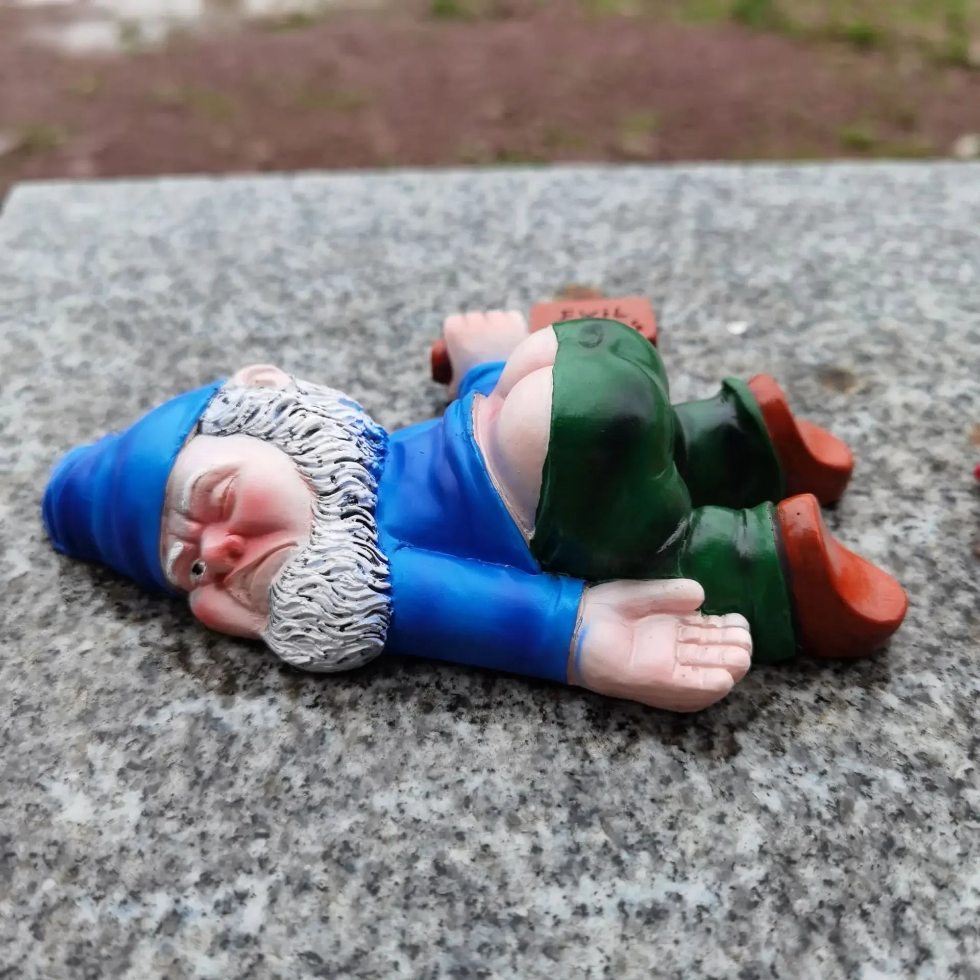 Lustiger Gartenzwerg aus Resin - Betrunkener Zwerg Figur für Garten & Heim