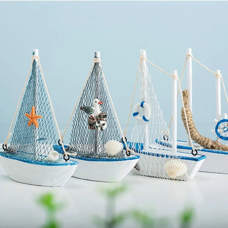 Mini Holz-Segelboot Tischdeko – 10–14 cm, Mediterran, 4 Motive: Möwe, Rettungsring, Steuerrad & Seestern